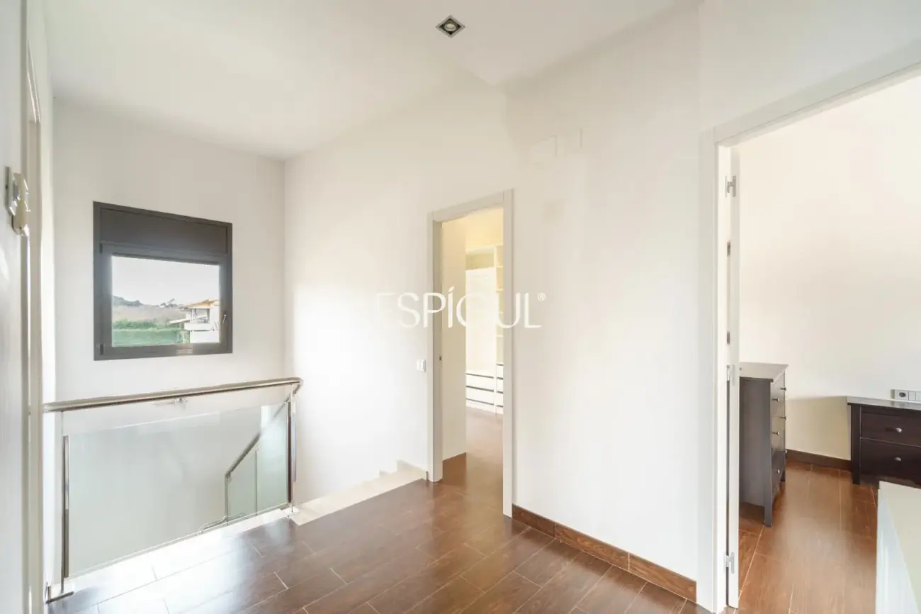 Exclusiva casa unifamiliar de obra vista en el centro de Vallromanes