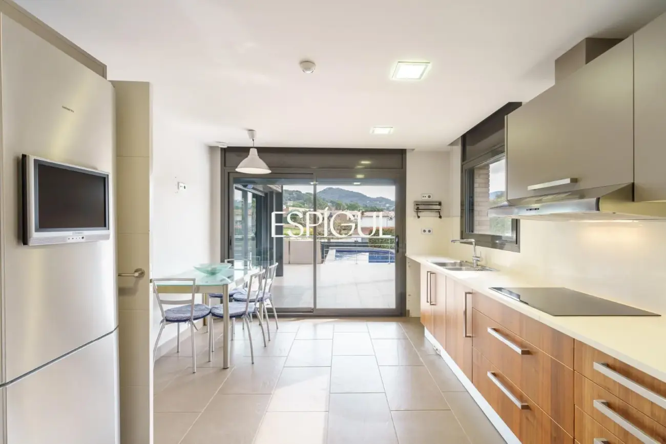 Exclusiva casa unifamiliar de obra vista en el centro de Vallromanes