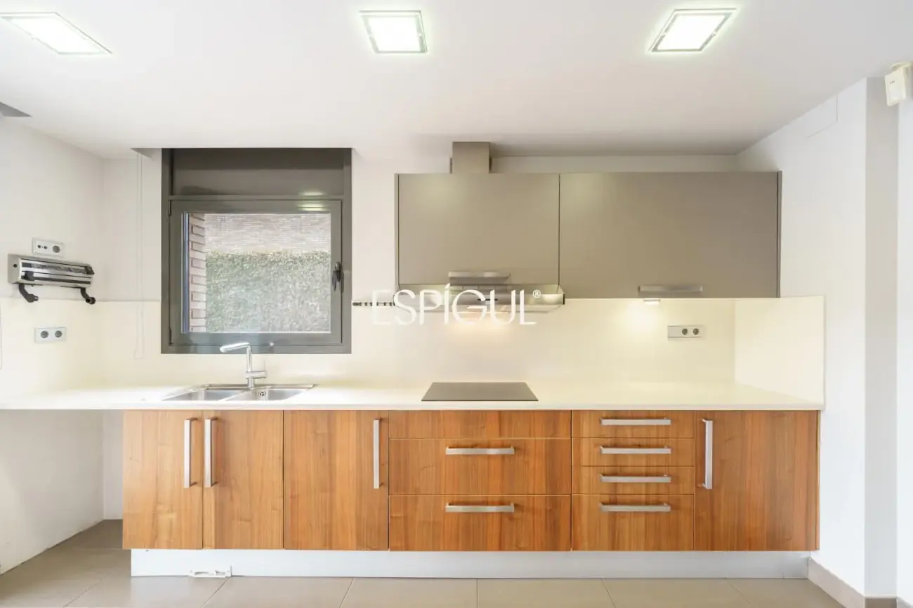 Exclusiva casa unifamiliar de obra vista en el centro de Vallromanes