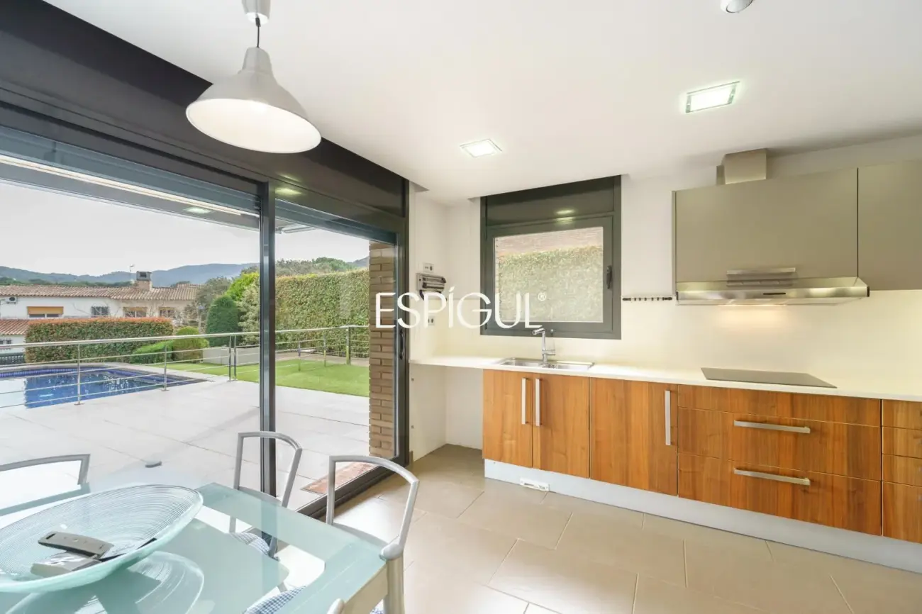 Exclusiva casa unifamiliar de obra vista en el centro de Vallromanes