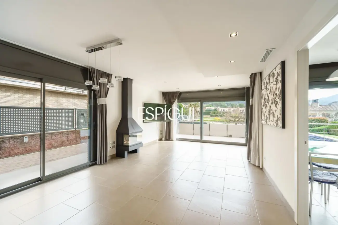 Exclusiva casa unifamiliar de obra vista en el centro de Vallromanes