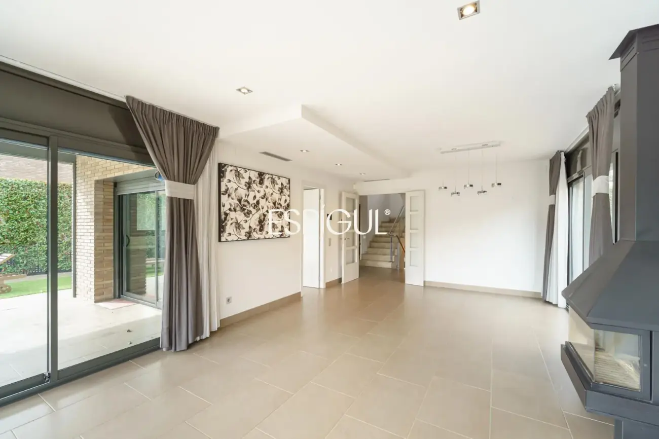 Exclusiva casa unifamiliar de obra vista en el centro de Vallromanes