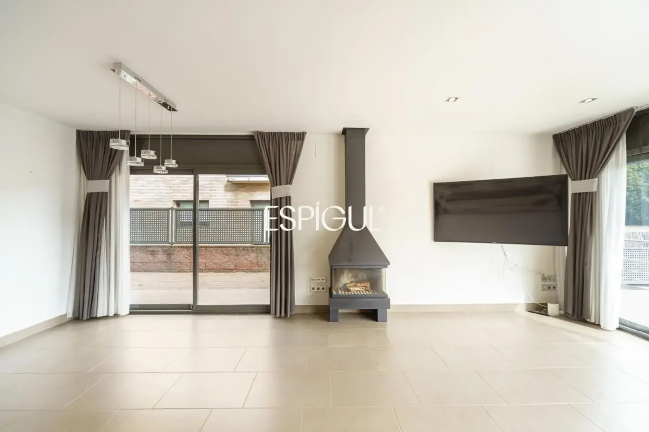 Exclusiva casa unifamiliar de obra vista en el centro de Vallromanes