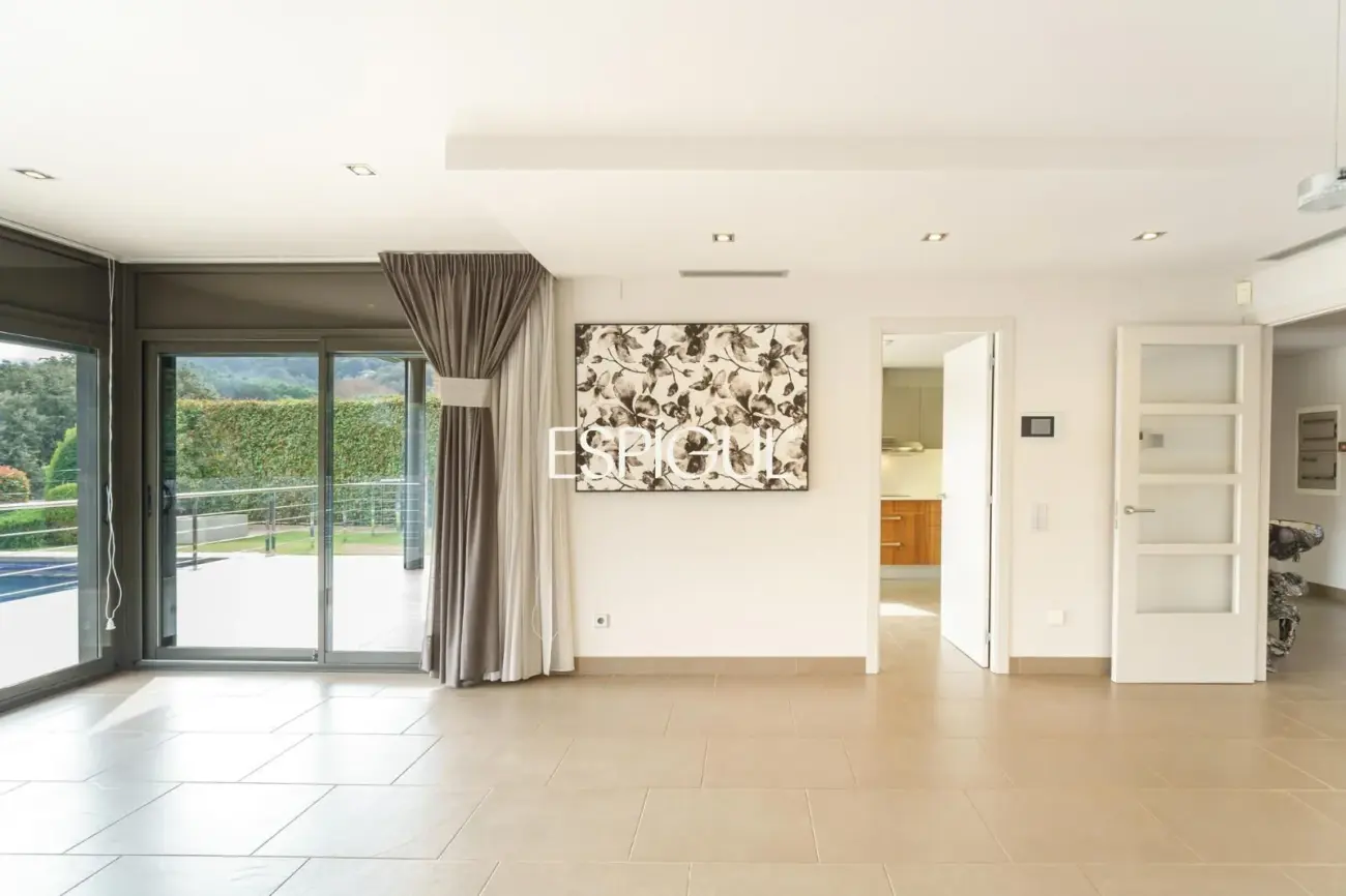 Exclusiva casa unifamiliar de obra vista en el centro de Vallromanes