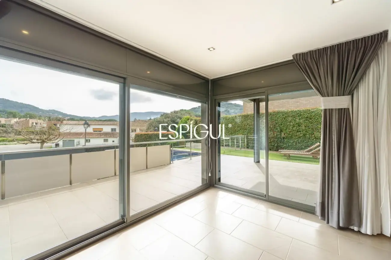 Exclusiva casa unifamiliar de obra vista en el centro de Vallromanes