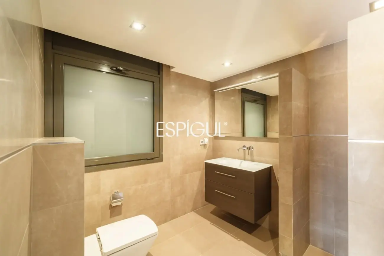 Exclusiva casa unifamiliar de obra vista en el centro de Vallromanes