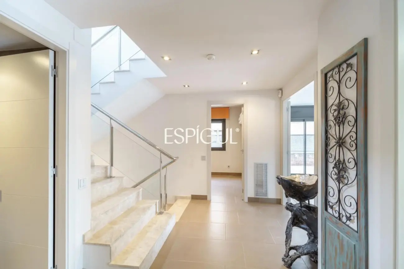 Exclusiva casa unifamiliar de obra vista en el centro de Vallromanes