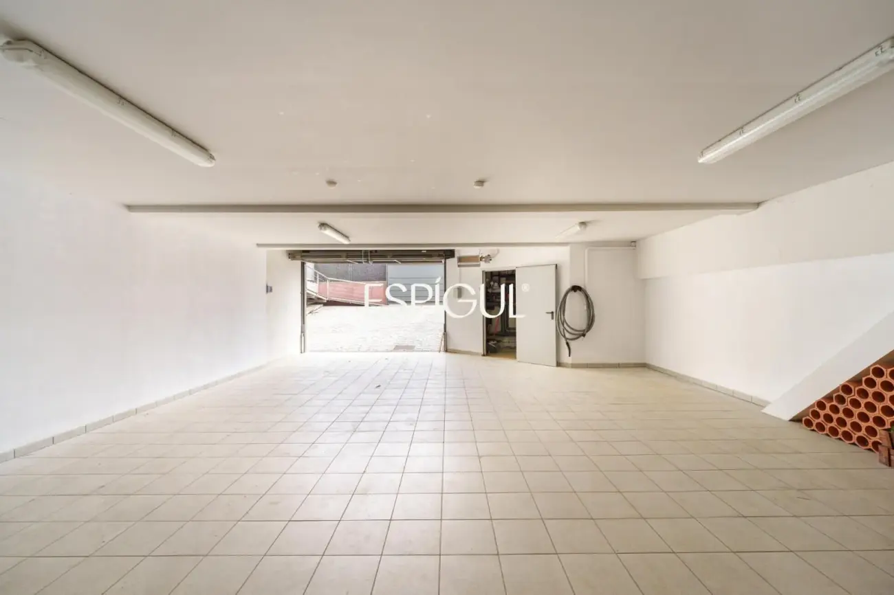 Exclusiva casa unifamiliar de obra vista en el centro de Vallromanes