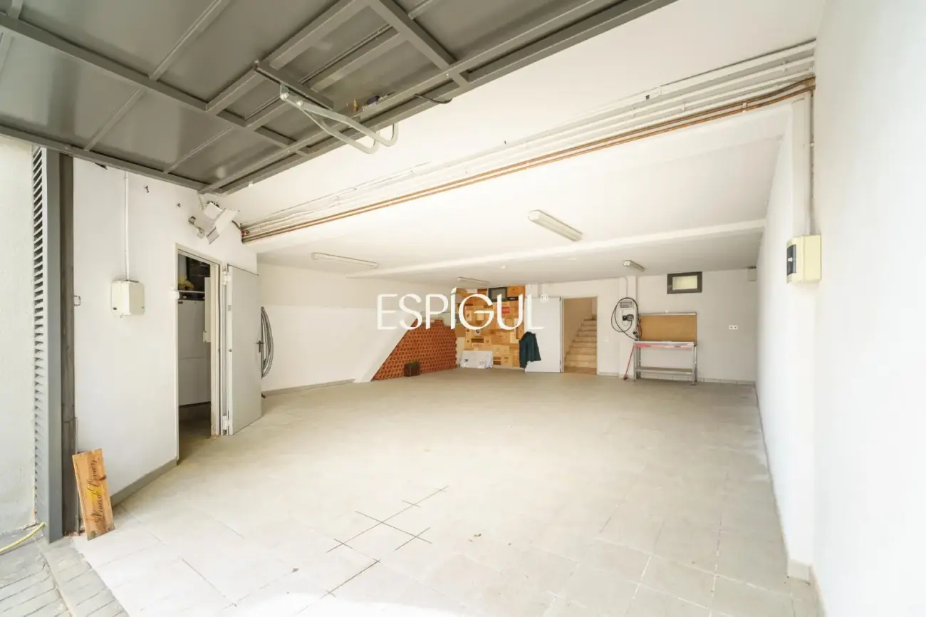 Exclusiva casa unifamiliar de obra vista en el centro de Vallromanes