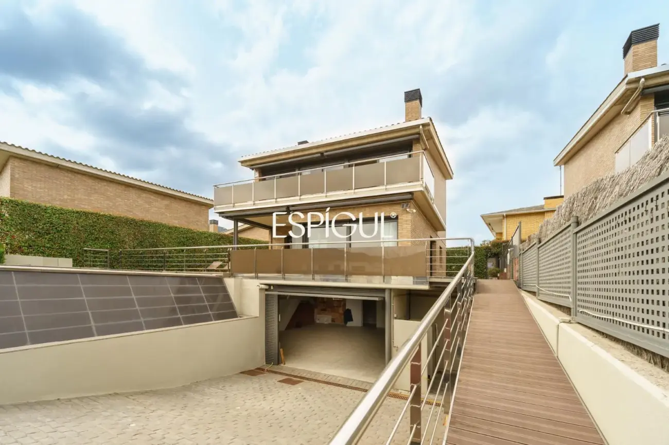 Exclusiva casa unifamiliar de obra vista en el centro de Vallromanes