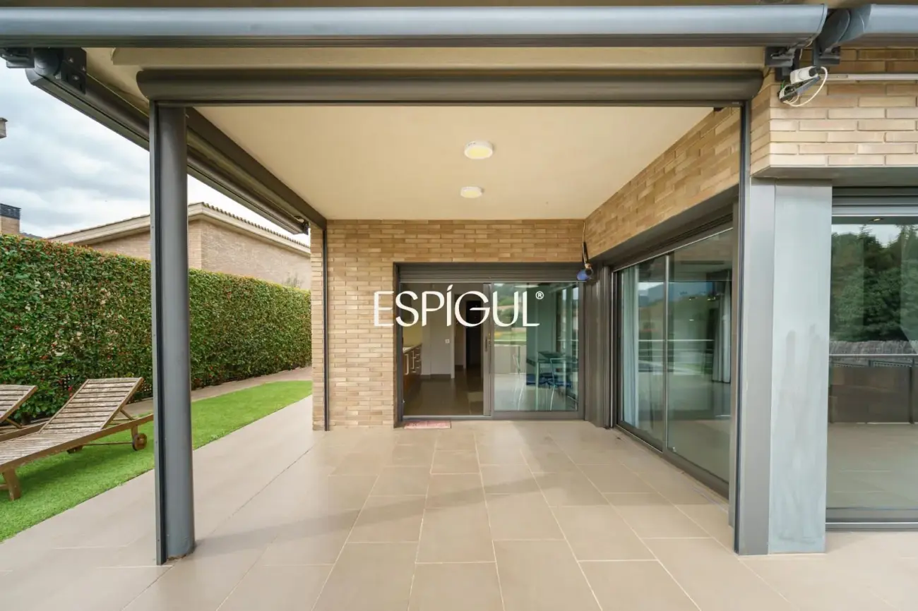 Exclusiva casa unifamiliar de obra vista en el centro de Vallromanes