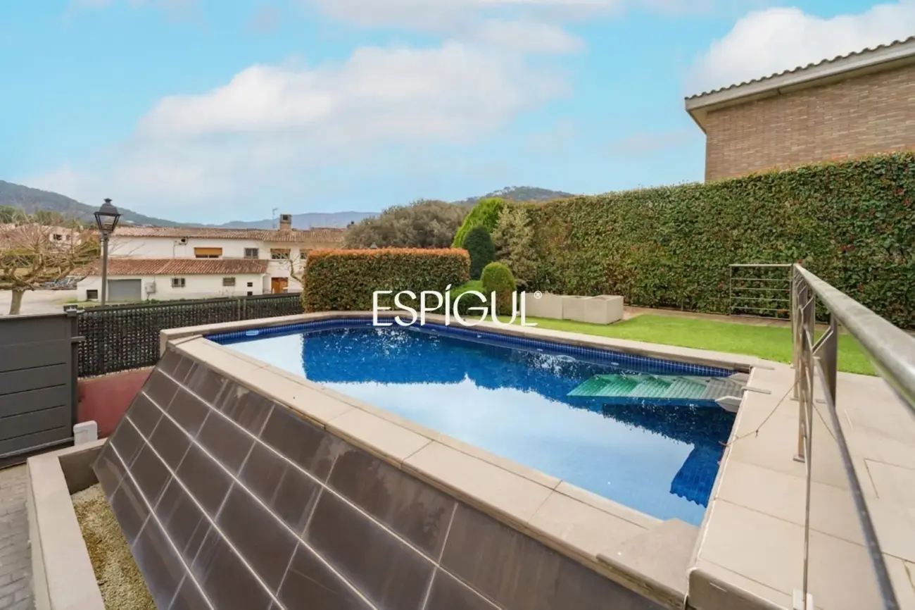 Exclusive exposed brick detached house in the center of Vallromanes