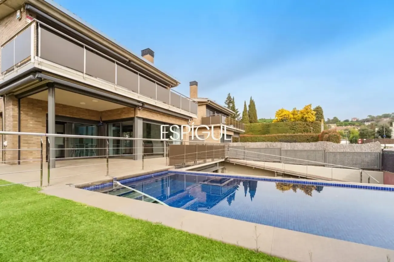 Exclusive exposed brick detached house in the center of Vallromanes