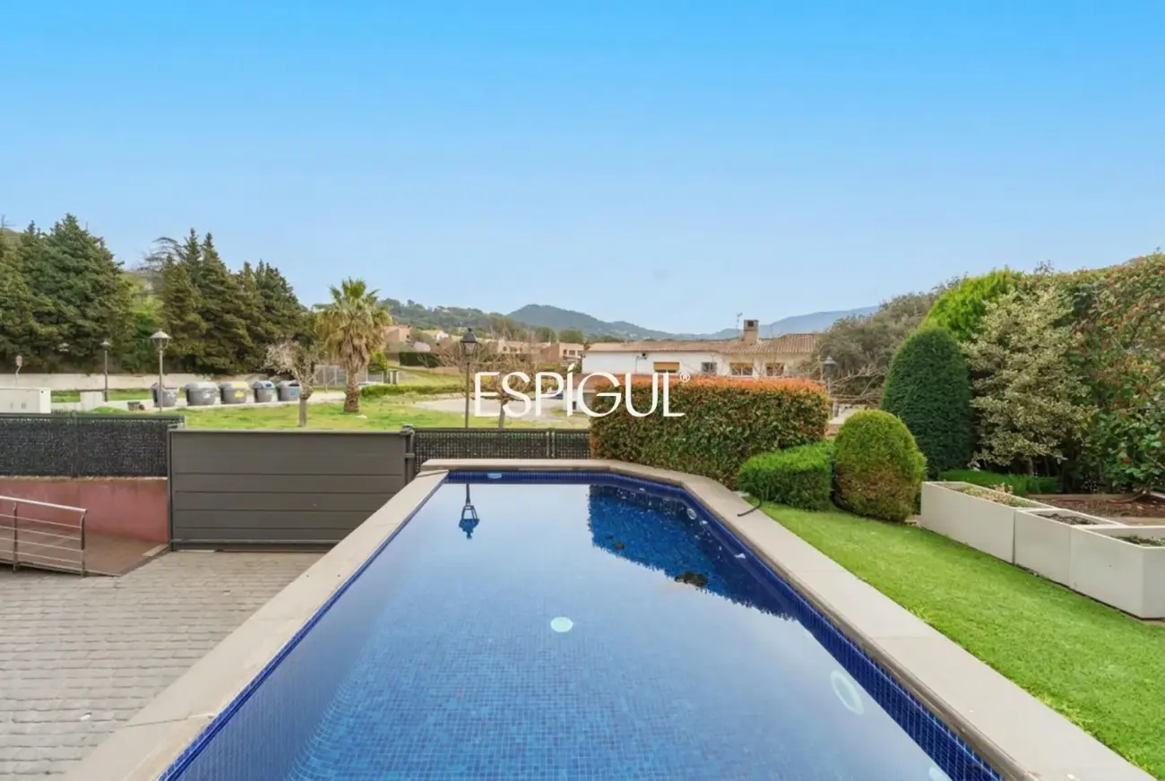 Exclusive exposed brick detached house in the center of Vallromanes
