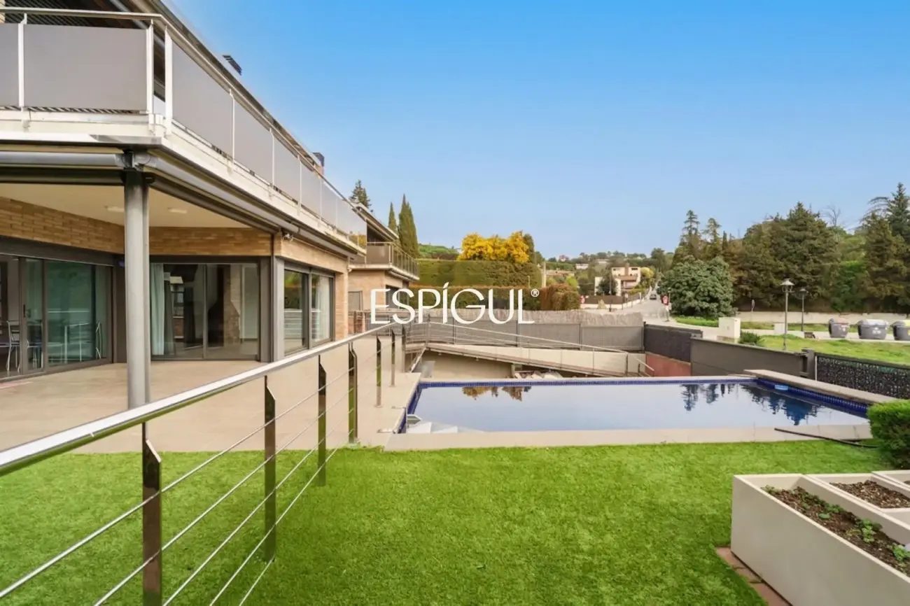 Exclusive exposed brick detached house in the center of Vallromanes