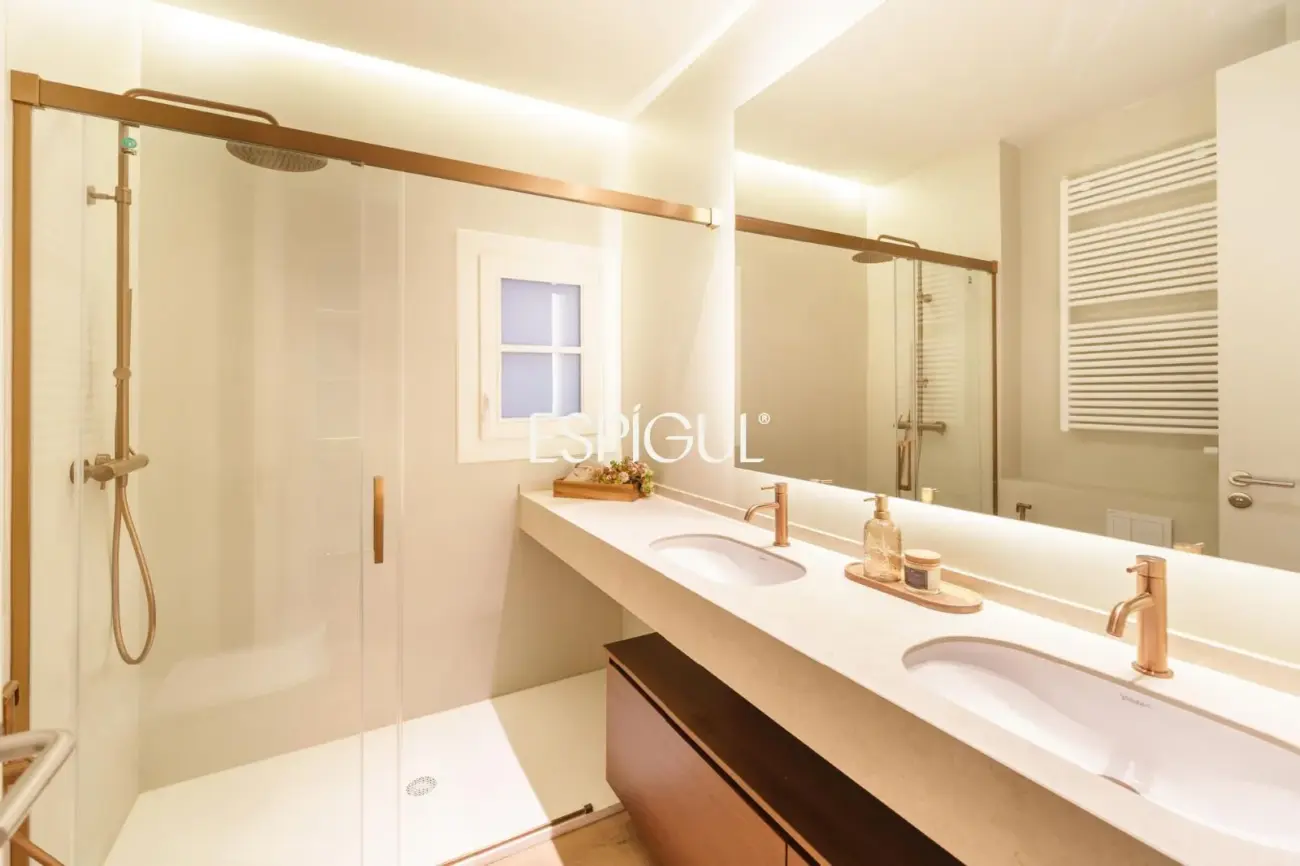 Exclusiva vivienda rehabilitada en finca regia en el corazón del Quadrat d’Or