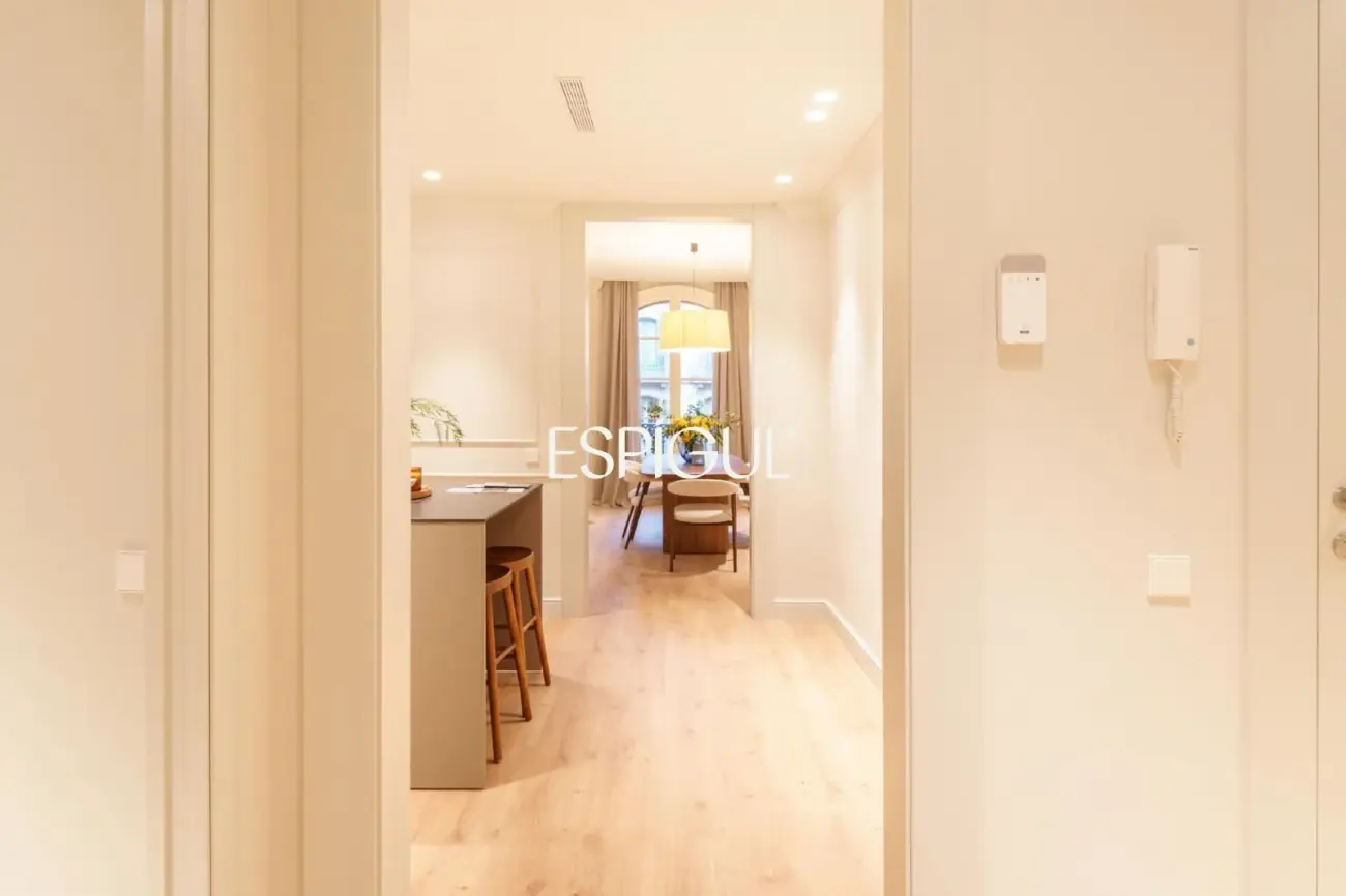 Exclusiva vivienda rehabilitada en finca regia en el corazón del Quadrat d’Or