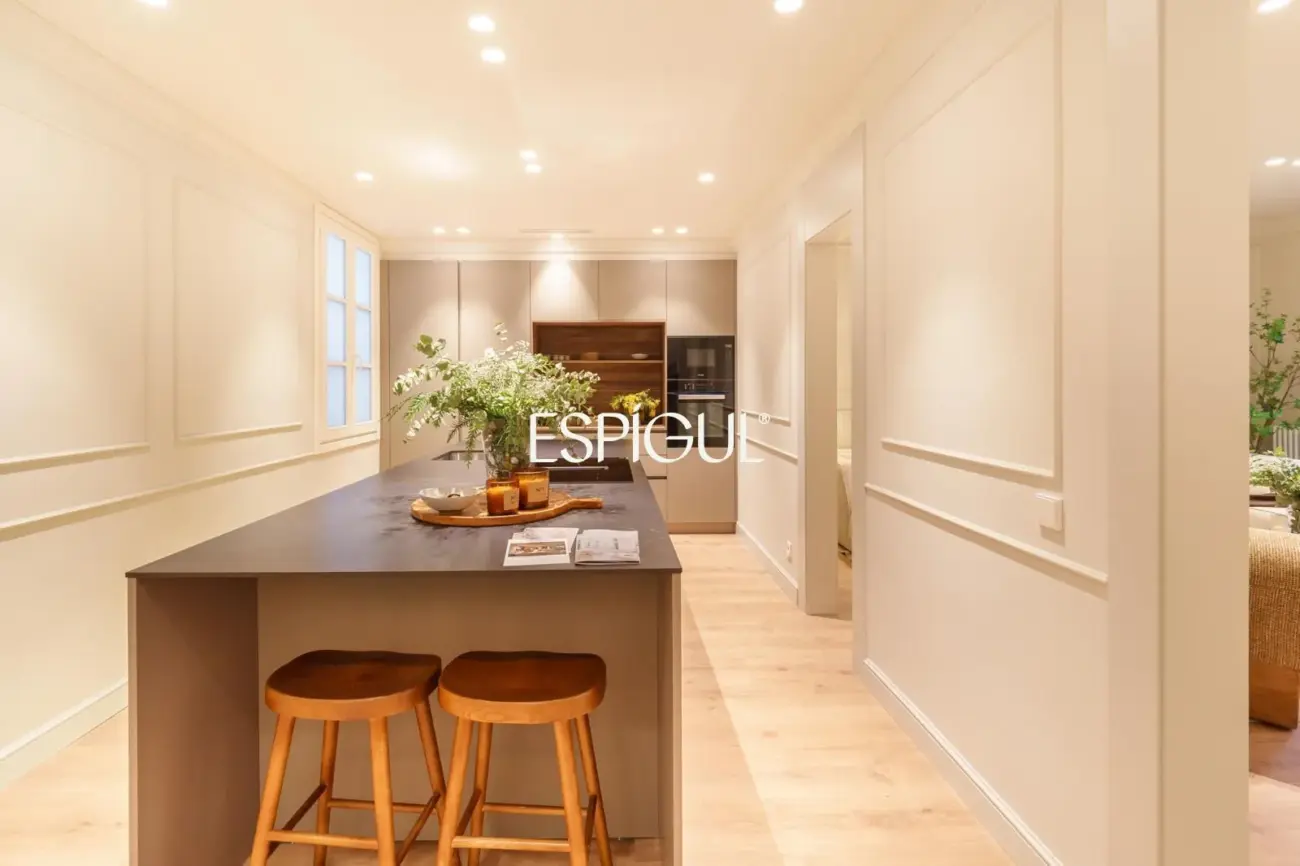 Exclusiva vivienda rehabilitada en finca regia en el corazón del Quadrat d’Or