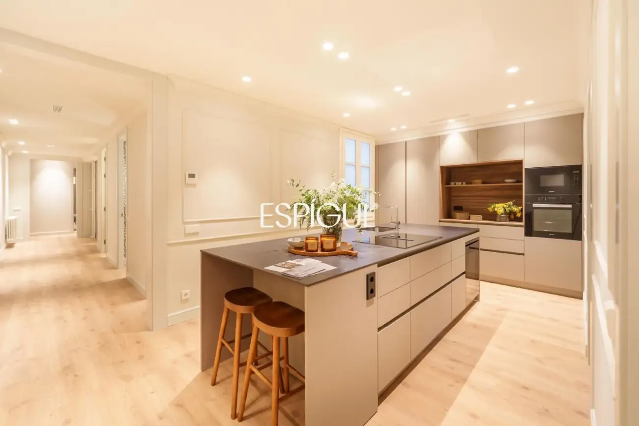 Exclusiva vivienda rehabilitada en finca regia en el corazón del Quadrat d’Or