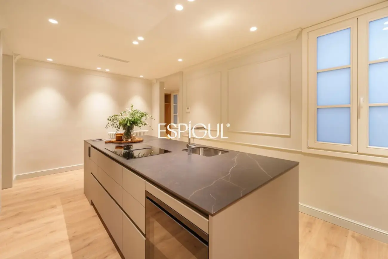 Exclusiva vivienda rehabilitada en finca regia en el corazón del Quadrat d’Or