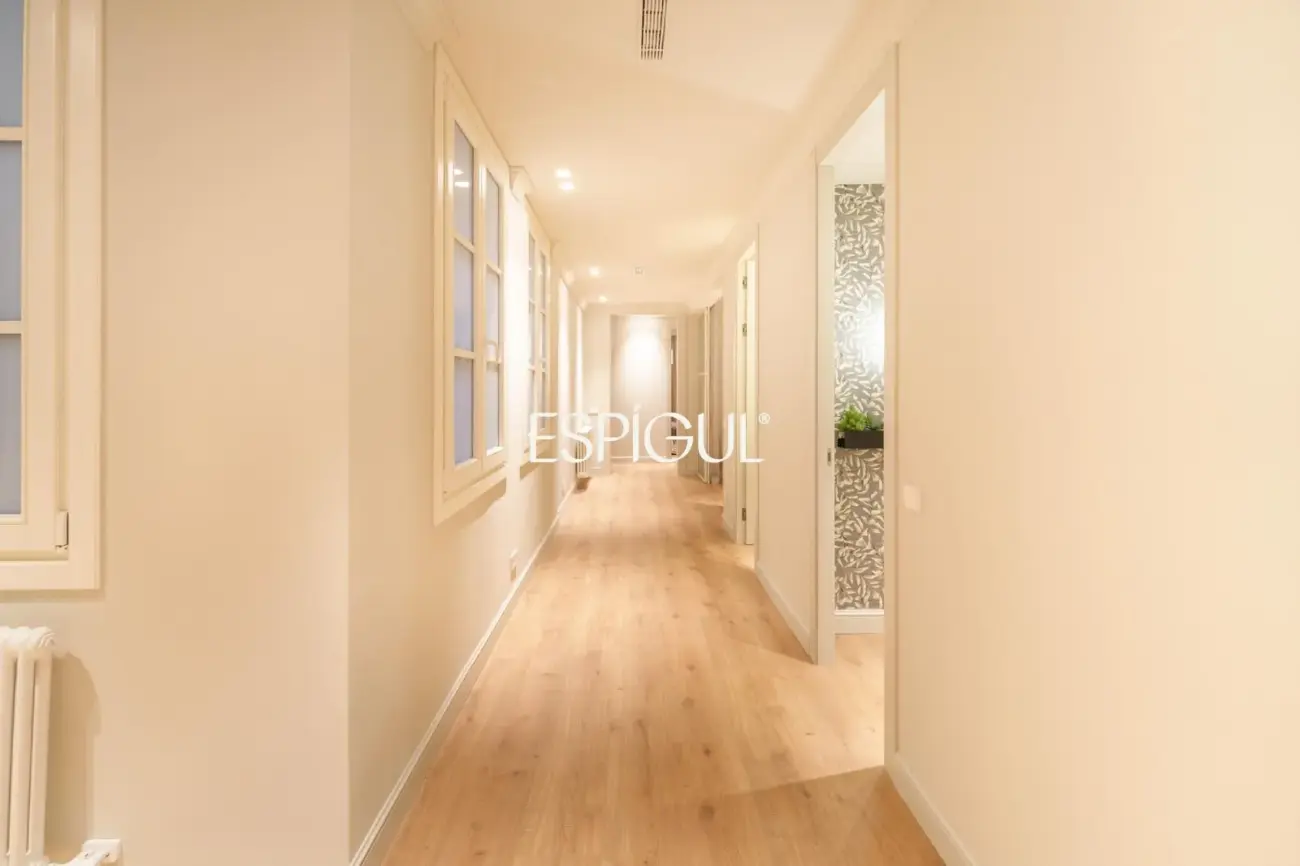 Exclusiva vivienda rehabilitada en finca regia en el corazón del Quadrat d’Or