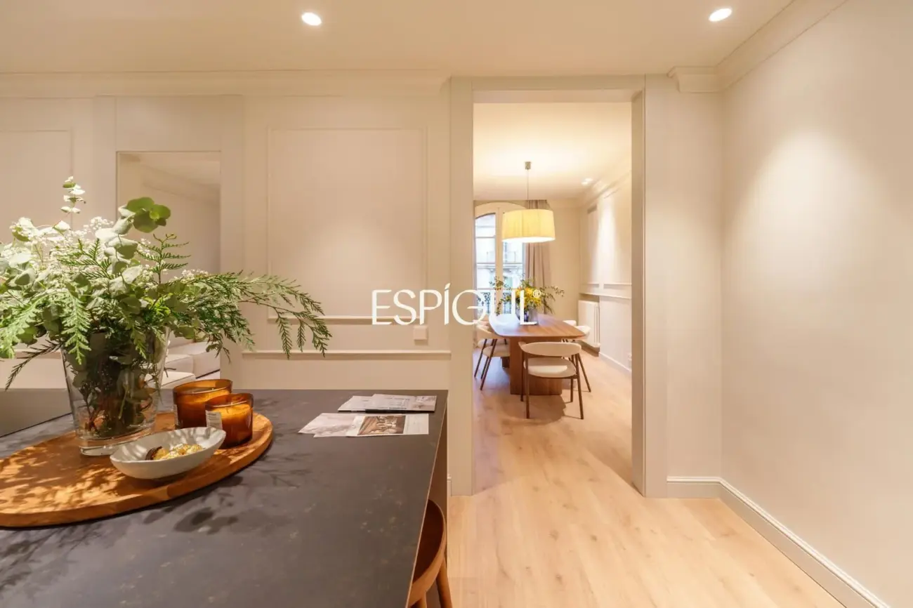 Exclusiva vivienda rehabilitada en finca regia en el corazón del Quadrat d’Or