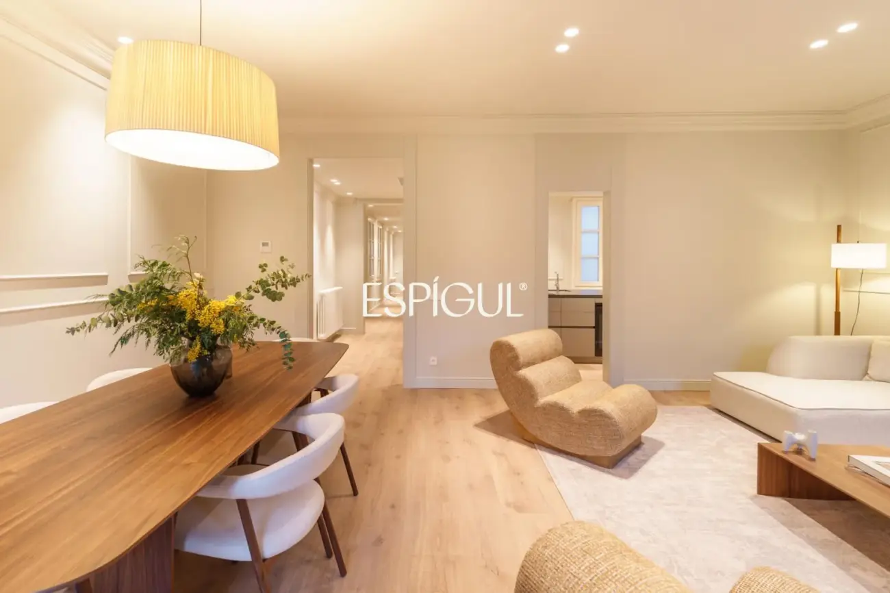 Exclusiva vivienda rehabilitada en finca regia en el corazón del Quadrat d’Or