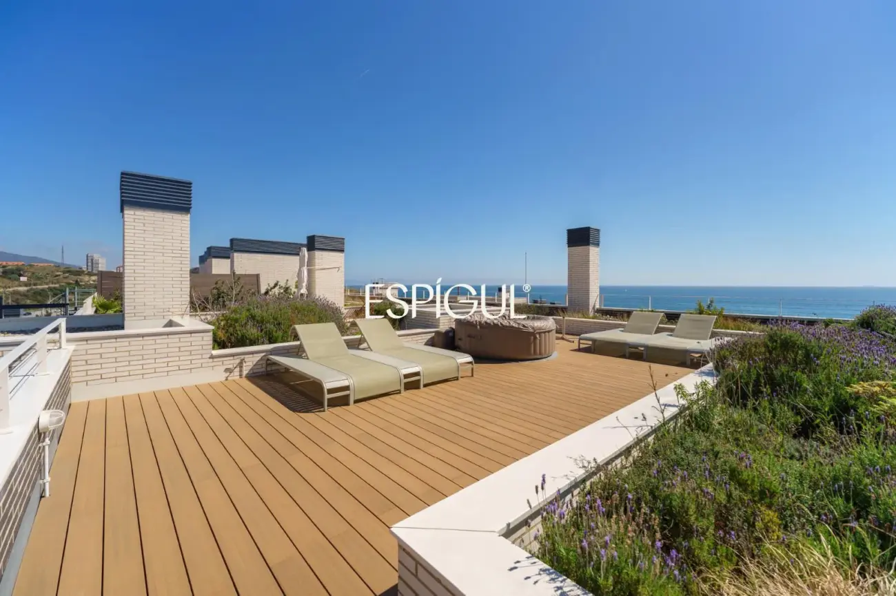 Exclusivo ático con espectaculares vistas al mar y a Barcelona, a 200m de la playa en Montgat
