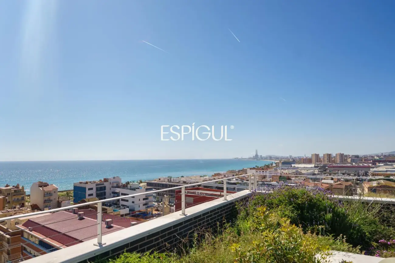 Exclusivo ático con espectaculares vistas al mar y a Barcelona, a 200m de la playa en Montgat