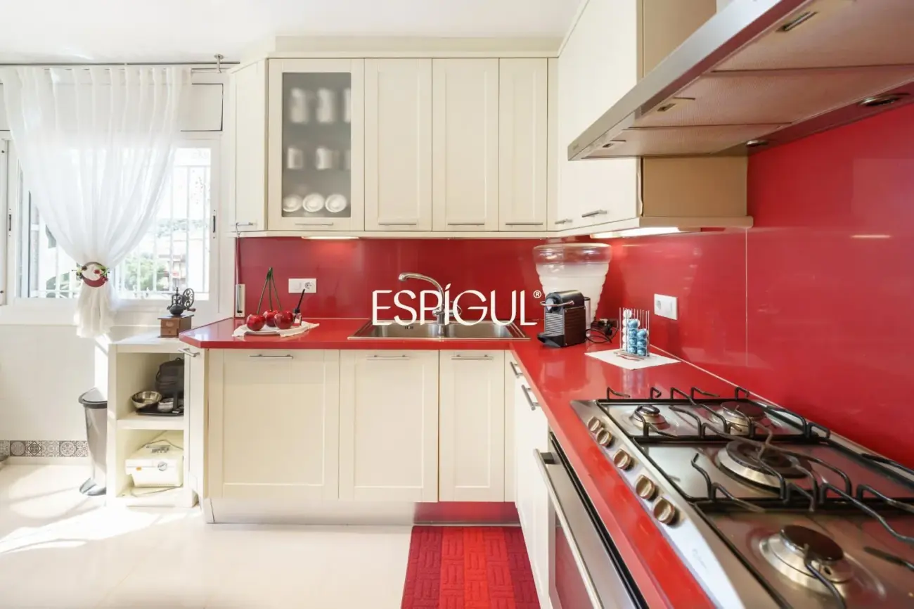 Fantástica casa esquinera de 4 habitaciones con zona comunitaria y piscina en Tiana