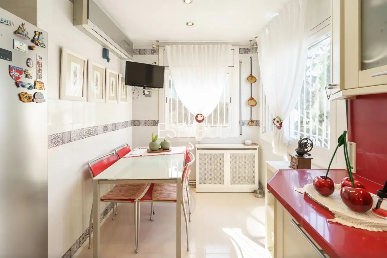 Fantástica casa esquinera de 4 habitaciones con zona comunitaria y piscina en Tiana