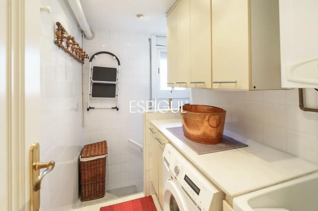 Fantástica casa esquinera de 4 habitaciones con zona comunitaria y piscina en Tiana