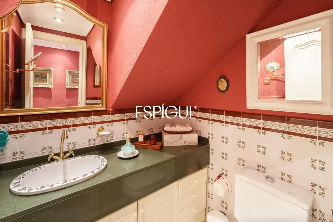 Fantástica casa esquinera de 4 habitaciones con zona comunitaria y piscina en Tiana