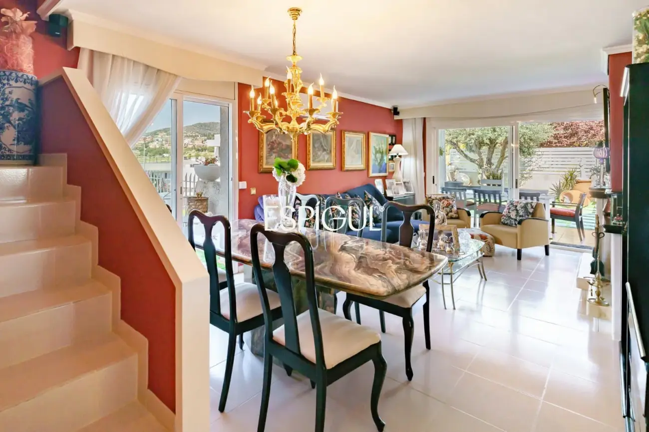 Fantástica casa esquinera de 4 habitaciones con zona comunitaria y piscina en Tiana