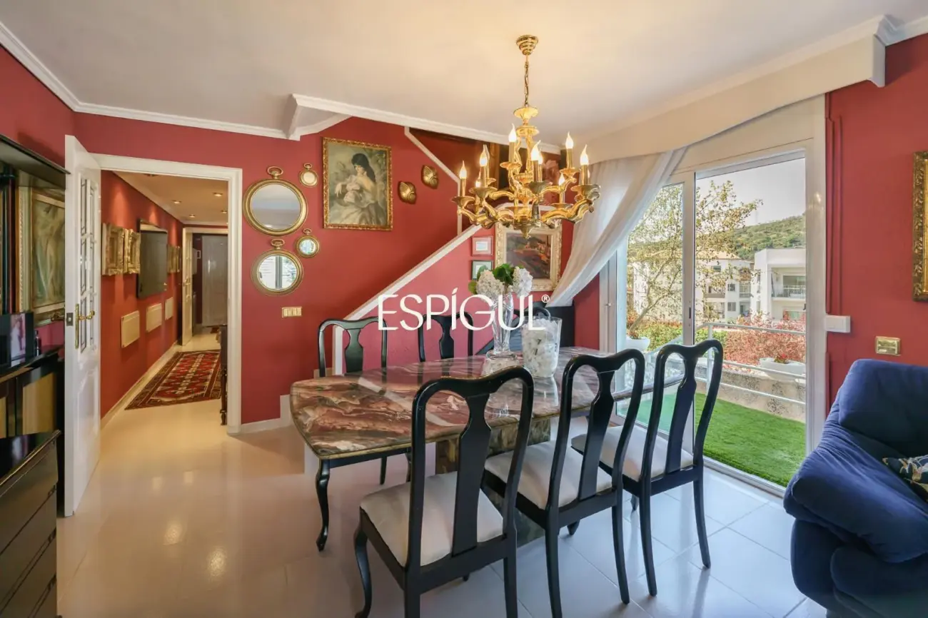 Fantástica casa esquinera de 4 habitaciones con zona comunitaria y piscina en Tiana