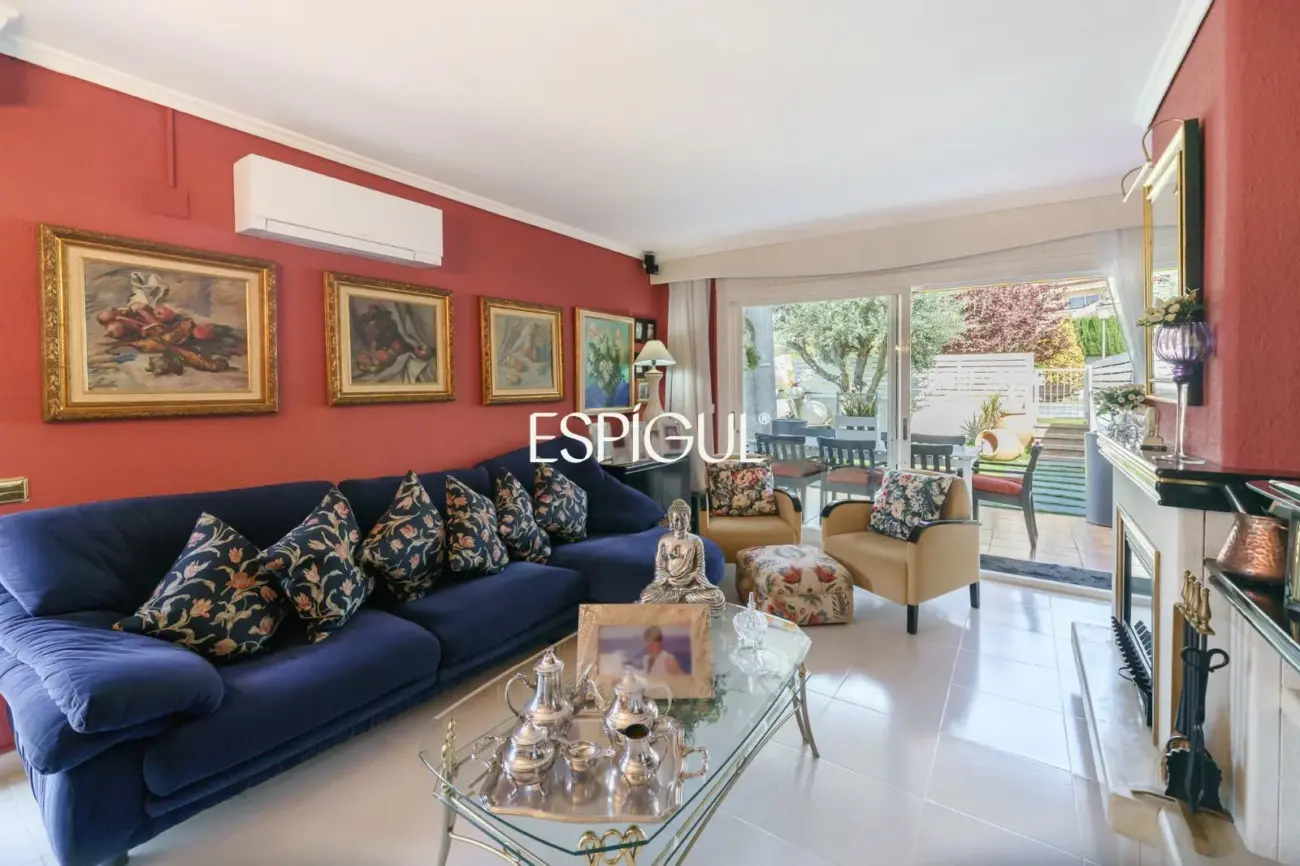 Fantástica casa esquinera de 4 habitaciones con zona comunitaria y piscina en Tiana