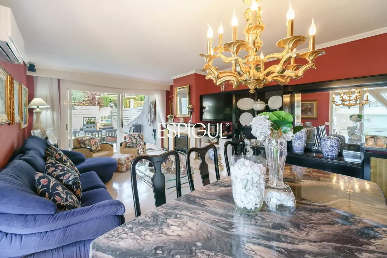 Fantástica casa esquinera de 4 habitaciones con zona comunitaria y piscina en Tiana