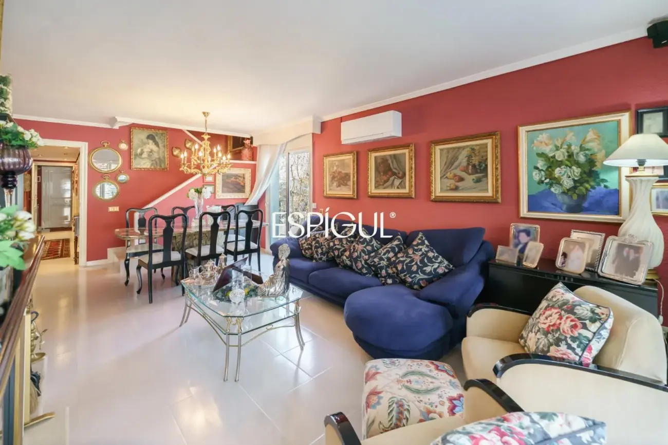 Fantástica casa esquinera de 4 habitaciones con zona comunitaria y piscina en Tiana