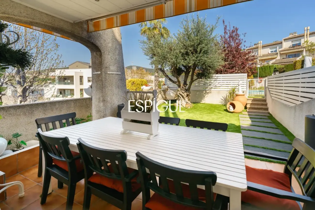 Fantástica casa esquinera de 4 habitaciones con zona comunitaria y piscina en Tiana