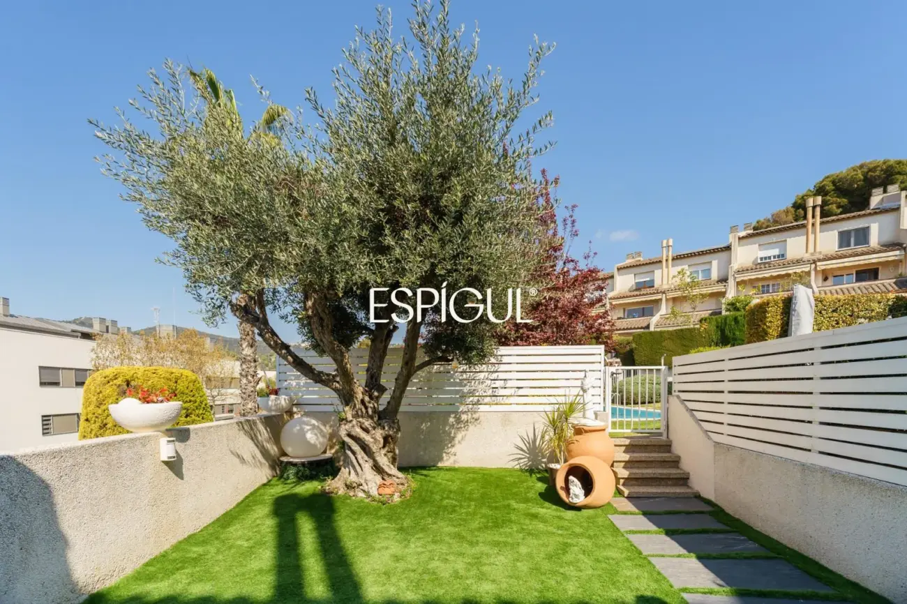 Fantástica casa esquinera de 4 habitaciones con zona comunitaria y piscina en Tiana