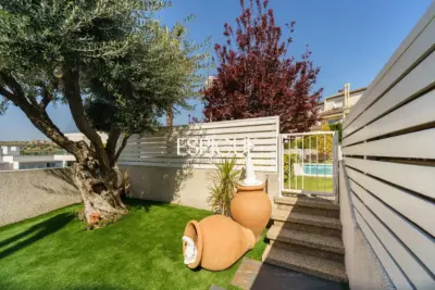 Fantástica casa esquinera de 4 habitaciones con zona comunitaria y piscina en Tiana