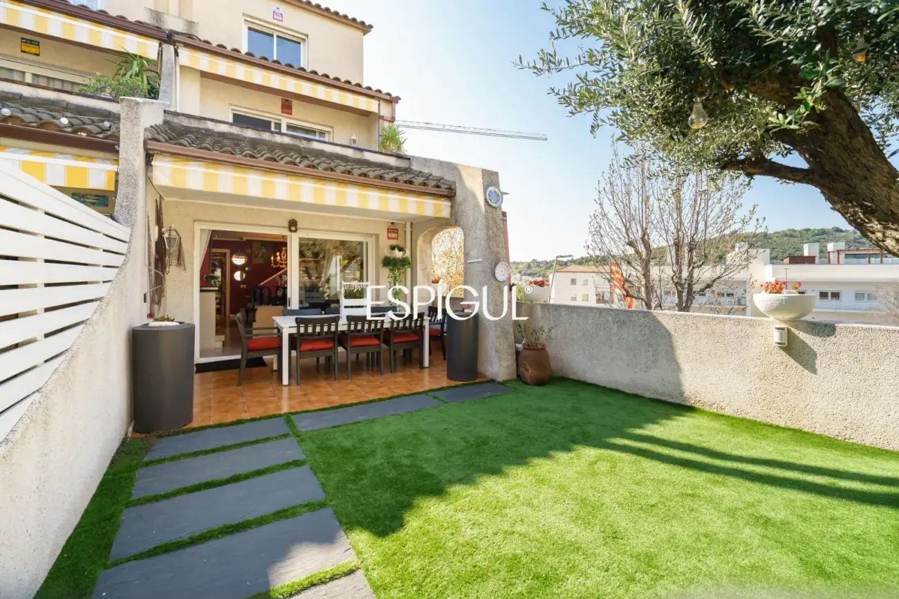 Fantástica casa esquinera de 4 habitaciones con zona comunitaria y piscina en Tiana