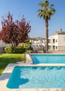 Fantástica casa esquinera de 4 habitaciones con zona comunitaria y piscina en Tiana