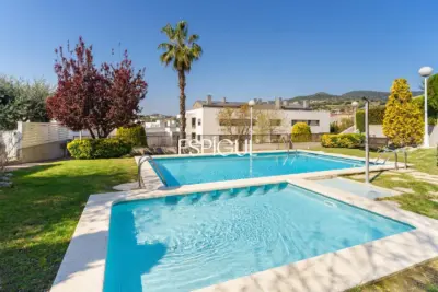 Fantástica casa esquinera de 4 habitaciones con zona comunitaria y piscina en Tiana