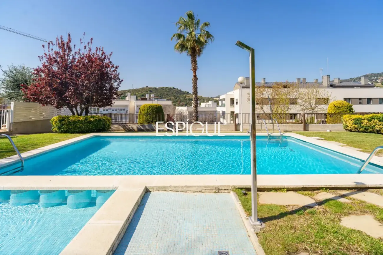 Fantástica casa esquinera de 4 habitaciones con zona comunitaria y piscina en Tiana