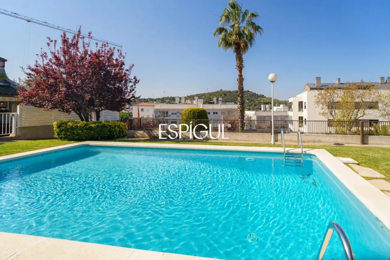 Fantástica casa esquinera de 4 habitaciones con zona comunitaria y piscina en Tiana