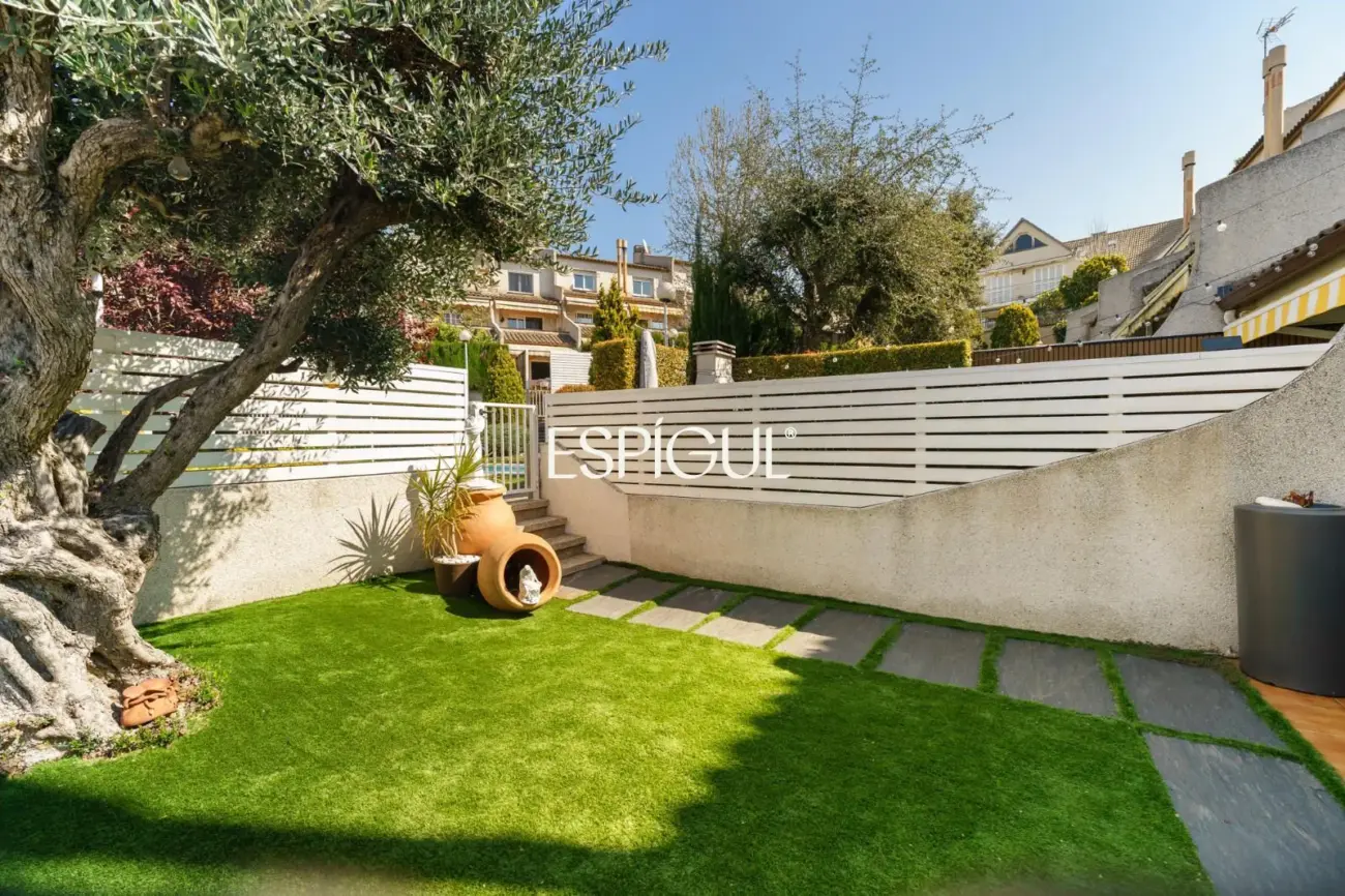 Fantástica casa esquinera de 4 habitaciones con zona comunitaria y piscina en Tiana