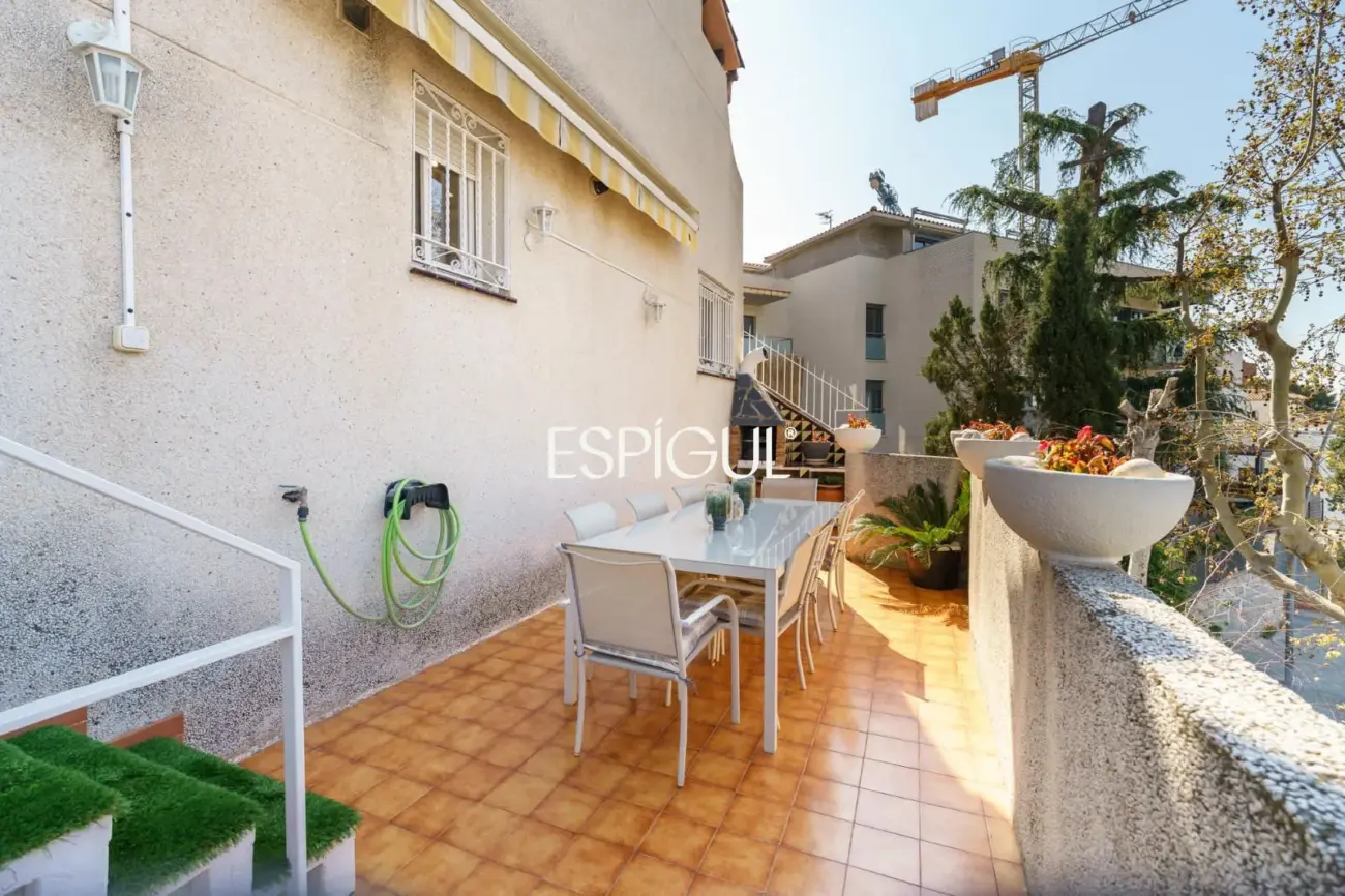 Fantástica casa esquinera de 4 habitaciones con zona comunitaria y piscina en Tiana