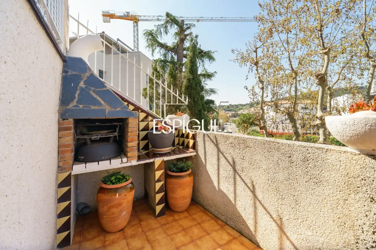 Fantástica casa esquinera de 4 habitaciones con zona comunitaria y piscina en Tiana