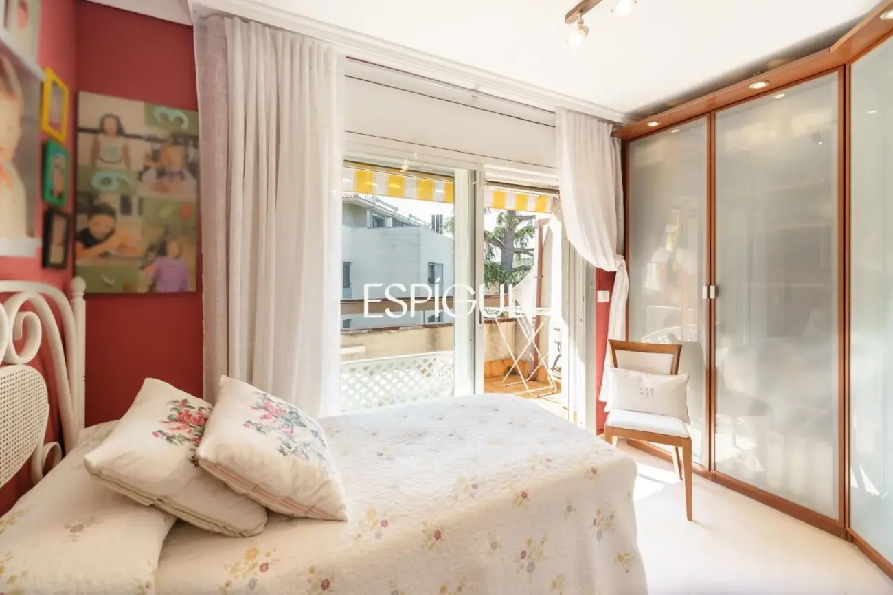 Fantástica casa esquinera de 4 habitaciones con zona comunitaria y piscina en Tiana